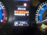 見やすいスピードメーターと中央にはモニターがあり車の設定やタイヤのアングル確認もできます!!