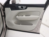 運転席ドアの全景です。キャビンを彩るすべてのものに、機能を形にした美しさが備わっています。