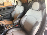 MINIのシートは体を包み込むようなデザインになっているので長時間運転しても疲れにくい設計です。