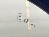 【ブラインドスポットモニター】走行中、ドアミラーの死角になりやすい箇所に後続車が接近するとサイドミラーのレンズに警告を表示!ドライバーに注意喚起をしてくれます。