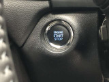 エンジンスタートスイッチです。キーが車内にあれば、エンジンの始動や停止はスイッチを押すだけ!キーを取り出す手間を省き、ワンプッシュで操作できるので簡単でスムーズです。