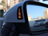 サイドアシストを装備し、車線変更時などに後方から接近する車両を検知してドライバーに知らせてくれます。
