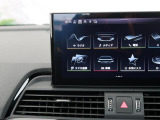 スマートフォンとAudiをUSBケーブルを介し接続。AppleのCarPlayやAndroid Autoのアプリを通じて、スマートフォンのコンテンツをMMIディスプレイに表示します。