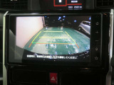 車両後方の映像を映すバックモニター。進路を確認しながら安全に車庫入れできます。