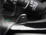 ◆減速セレクター◆ステアリングホイールの左右に取り付けられた2つのパドルスイッチで減速の強さを調整。 左側の「-」を操作すると減速を強く、右側の「+」を操作すると減速を弱くすることができます。