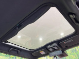 【ガラスルーフ】ガラスルーフ搭載で車内の解放感が一気にアップ!開放的なドライブをお楽しみいただけます。