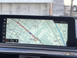 【純正ナビゲーション】BMWのナビゲーションは操作性も良く、詳細な地図情報と交通状況を見やすく表示し、快適なドライビングをサポートしながら目的地までナビゲートします。