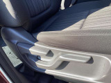 ラチェット式のシートリフターでぴったりとあった位置で運転できます