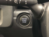 エンジンスタートスイッチです。キーが車内にあれば、エンジンの始動や停止はスイッチを押すだけ!キーを取り出す手間を省き、ワンプッシュで操作できるので簡単でスムーズです。