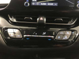 左右独立温度コントロールフルオートエアコンです。運転席、助手席それぞれで独立して温度設定ができます。冷え性の方が乗っても安心ですね♪