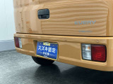 【後退時ブレーキサポート】リヤバンパーに4つの超音波センサーを内蔵し、車両後方にある障害物を検知。透明なガラスなども検知でき、コンビニの駐車場などでの衝突回避をサポートします。