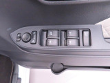 パワーウィンドウのスイッチです。 運転席に居ながら助手席の窓を開け閉めできるので便利ですよ。 ロック機能も付いてるので子供がイタズラして窓を開けるという事もできなくできますよ。
