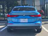 BMWのテールランプはプレスラインへと続く形状のため、統一感のある綺麗なラインを演出しております。