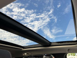 パノラマサンルーフなので開放感あふれるでしょ♪すっきりとした青空を眺めてください!