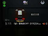 パーキングセンサーシステムは走行中に障害物が迫ると音と表示でお知らせ、低速走行時時の安心感を高めます
