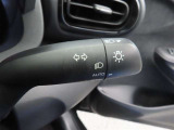 スイッチをオートに設定しておけば、車外の明るさに応じて自動的にヘッドランプを点灯・消灯します。夕暮れ時やトンネルの続く山道などを走行する時に便利なコンライトを装備しています。