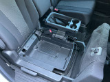 ドリンクホルダー付きの収納ボックスは運転席側に収納できます