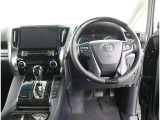 運転席です!高級感のあるインパネとなっております。握り心地の良いステアリングの評判がいいですよ!