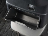 ◆センターロアボックス◆インパネ中央の下部には、ごみ箱としても使用する事ができるセンターロアボックスを装備しております。