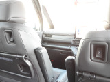 ★シートバックUSBチャージャー★どの席にいても、充電をスマートに。運転席&助手席のシート背面にUSBチャージャーを装備!