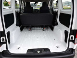 セカンドシートを前方に収納すると更に多くの荷物を積載可能
