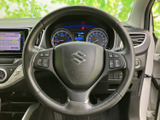 ステアリングには複数のスイッチが配置され、運転姿勢を大きく変えずに車内機能を扱いやすい仕様です。メーターやナビにも手を伸ばしやすく、日々の運転をサポートします。