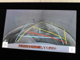 車庫入れや縦列駐車などの際に、後退操作の参考になるガイドラインをモニター画面に表示します。