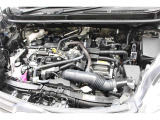 エンジンルームの樹脂部分は丁寧に磨いてツヤをだしています。当社の中古車のエンジンルームクリーニングはとても自信があります★
