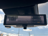 【デジタルルームミラー】車両後方カメラの映像をルームミラーに映すことが出来ます。 そのため、後席に人や荷物があって後方が見えづらい場合でもしっかり視界を確保することが出来ます。