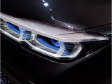 BMWの伝統の丸目4灯ヘッドライトでございます。LEDライトで視認性もよく明るく安全性の向上につながります。