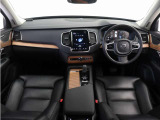 【日本に、北欧の贅沢を。プレミアム7シーターSUV、XC90】 くつろぎながら、思考を巡らせながら、目的地へと向かう。XC90の室内はそんな風に落ち着ける、まるでファーストクラスの居心地のよさ。