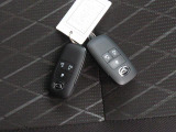 電子キーをポケットやカバンに入れているだけで、ドアの開錠・施錠が行えます。荷物を抱えていてもラクラク開閉です。エンジン始動も行えます。