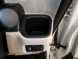 運転席の届きやすいところにドリンクホルダーがついています。視線をそらすことなく手に取れるので運転に集中できて安心ですね。