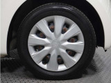 ◆純正ホイール装着車◆シンプルなデザインのホイールキャップ付きです。