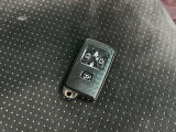 付いてて便利!とても人気の高い装備のスマートキーシステム。キーを携帯しているだけで、ドアロックの開閉並びにエンジンの始動が可能な装備です。