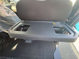 運転席・助手席にはそれぞれシートバックテーブルが標準です!
