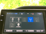 AM・FMやディスク、テレビ、SD、Bluetoothなど、複数の音源を画面から選べます。利用したいソースが一覧で確認しやすく、気分や場面に合わせて車内の音楽環境を切り替えられます。