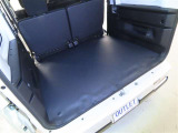 後席使用時でも、十分な荷室空間を確保しております。