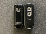 スマートキーを装備しています。鍵を差し込むことなくドアロックの開け閉めと、スタートボタン操作でのエンジンスタートができます。スペアキーも同じものを用意しております。