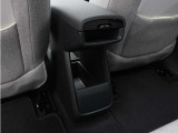 前席と後席にそれぞれ2個、計4個の充電用USB Type-Cポートが設置されています。モバイルデバイスの充電や給電にご利用ください。