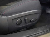 【パワーシート】電動で座面を前後上下に動かすことができます。簡単に運転しても疲れにくい姿勢に調整できます。