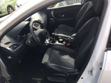 ルノー メガーヌエステート GTの運転席の状態です。操作しやすく機能的な室内です。
