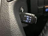クルーズコントロール機能が付いています。 速度を設定するとアクセルを踏まなくても一定の速度で走ることができます。  高速道路ではとても便利な装置なんです。
