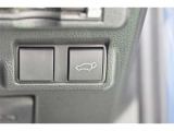 重たいバックドアもスイッチを押すだけで閉めることができます。リモコンや車内のスイッチからも操作できます。