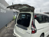 バックドアを開けるスペースがなくてもハーフバックドアがあるので上から荷物を取り出せます。