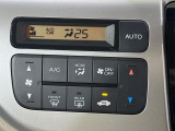 【オートエアコン】一度お好みの温度に設定すれば、車内の温度を検知し風量や温度を自動で調整。暑い&hellip;寒い&hellip;と何度もスイッチ操作をする必要はありません。快適な車内空間には必須の機能ですね♪