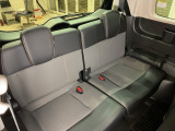 3列目は跳ね上げることにより大きな荷室を作ることが出来ます。