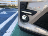 フォグランプは、夜間の雨や霧のような天候の時に、ヘッドライトだけでは見づらい時でも下向きに照らしてくれ視界を確保。非常に助かるライトです。