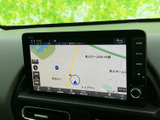 地図を画面いっぱいに表示し、現在地を示すマークや周辺の道路を確認できます。画面下部には案内関連の項目が並び、行き先を確認しながら使いやすいナビ画面です。
