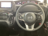 【ハンドル】運転にかかわる様々な操作を安全に行えるように視点移動が少なく操作性に配慮されたスイッチ類が凝縮されたコックピットです。